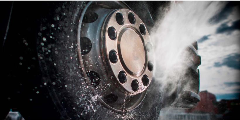 Hochwertige Radkappen, Lampenbügel, Auspuffteile und Innenausstattung